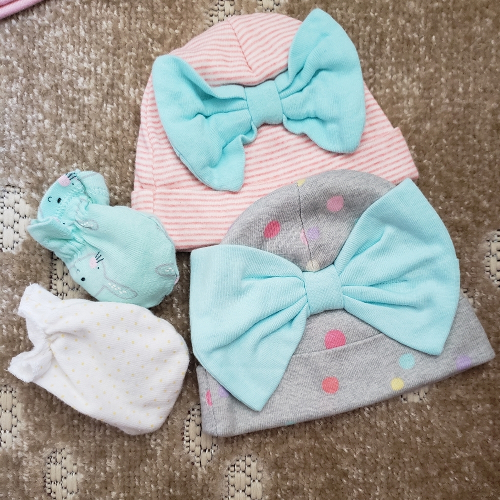 Newborn hats and mittens set